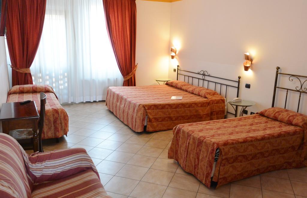 Hotel Ristorante Italia Certosa di Pavia Bagian luar foto